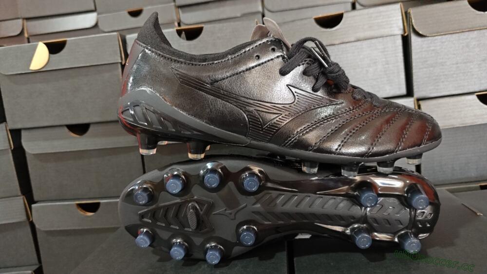 Men's Mizuno Morelia Neo 3 FG Firm Ground Low-Tops Football Boots - Black/Black