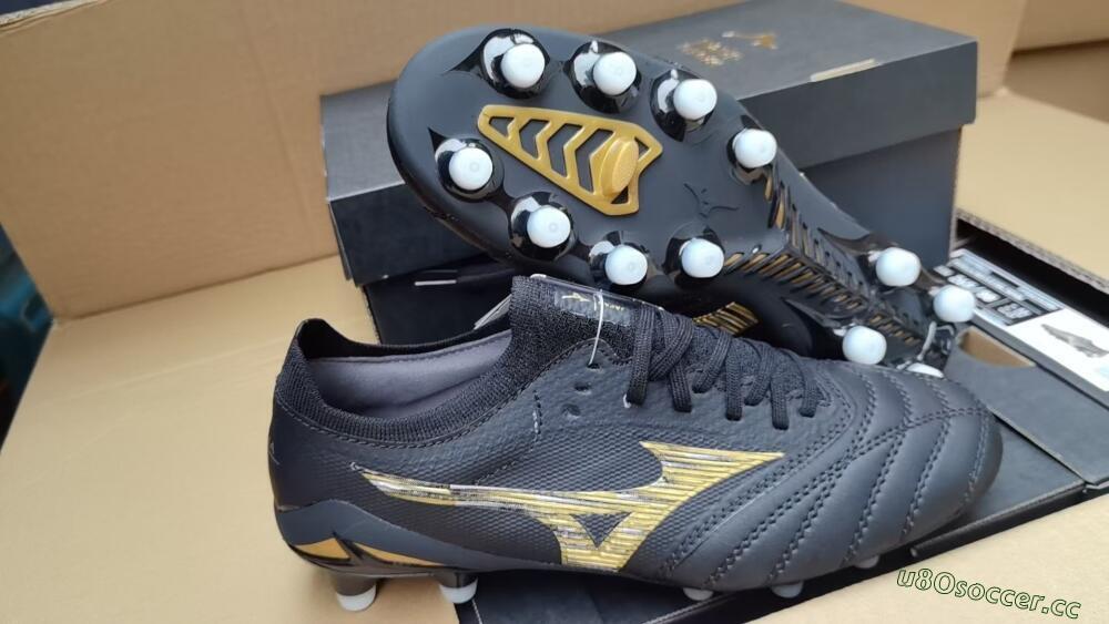 Men's Mizuno Morelia Neo 3 FG Firm Ground Low-Tops Football Boots - Black/Gold