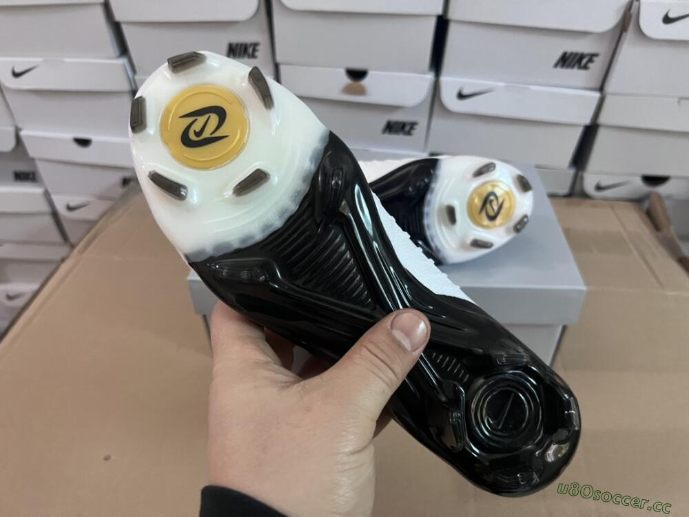Men's Nike Phantom Luna Elite Low FG Firm Ground Low-Tops Football Boots - White/Black/Gold