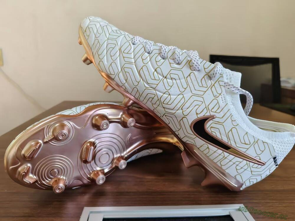 Men's Nike Tiempo Legend 10 Elite FG Firm Ground Low-Tops Football Boots - White/Gold/Black